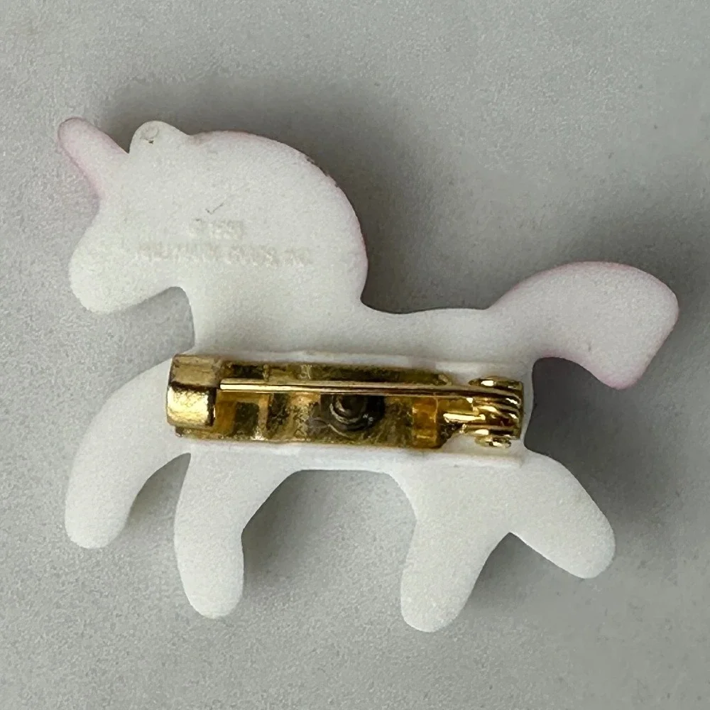 Vintage 1990 Hallmark Unicorn Pin White Pink Heart Enamel Resin Brooch Cute - Picture 2 of 4